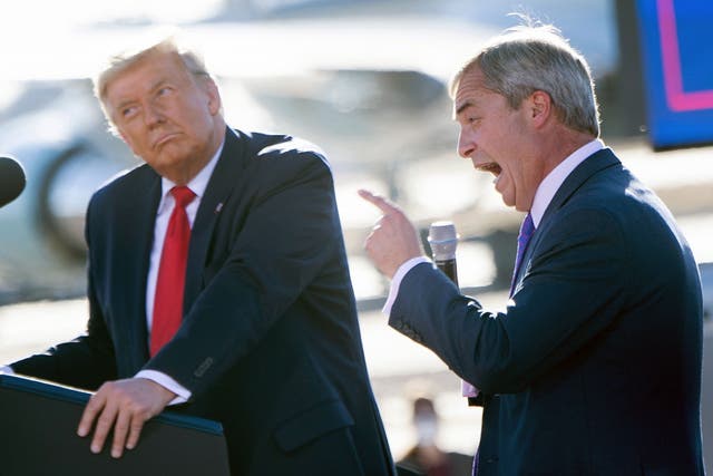 <p>Prezydent USA Donald Trump słucha przemówienia Nigela Farage'a (po prawej) podczas wiecu Make America Great Again na lotnisku Goodyear w Phoenix 28 października 2020 r. w Goodyear w Arizonie</s>